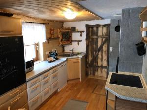 Eldhús eða eldhúskrókur á Einser Hütte GesbR - Selbstversorgerhaus für 7 Personen