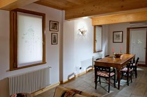 a dining room with a wooden table and chairs at Ca' Premuda Locazione Turistica in Codognè