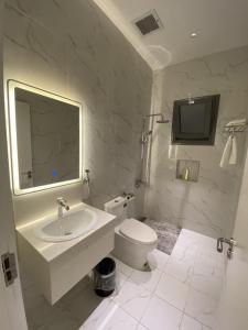 リヤドにあるSadan Furnished Apartmentsの白いバスルーム(洗面台、トイレ付)