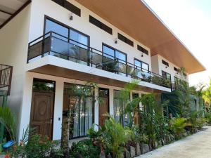 a house with a balcony and a door at Hotel Manuel Antonio Park in Manuel Antonio +23 photos