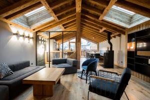 ein Wohnzimmer mit einem Sofa und einem Tisch in der Unterkunft Le Chalet Nativ in Morzine