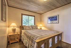 Tempat tidur dalam kamar di Oceanfront Escape with Pacific Views Surf and Explore
