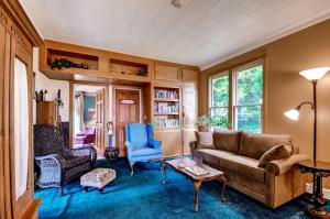 een woonkamer met een bank en 2 stoelen bij Astoria Painted Lady Historic Apt with River View! in Astoria, Oregon