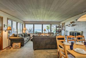 een woonkamer met een bank en een tafel bij Oceanfront Escape with Pacific Views Surf and Explore in Arch Cape