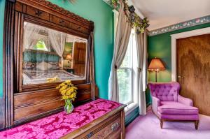 Gallery image ng Astoria Painted Lady Historic Apt with River View! sa Astoria, Oregon