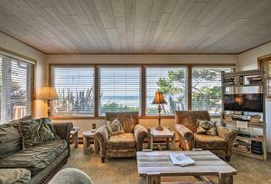 een woonkamer met een bank en stoelen en een tv bij Oceanfront Escape with Pacific Views Surf and Explore in Arch Cape