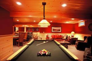 Biliár nebo kulečník v ubytování Upscale Fryeburg Cabin Hot Tub and Billiards Table! + 14 fotografií