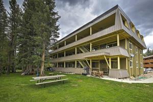 duży budynek ze stołami piknikowymi przed nim w obiekcie Condo on Fraser River Less Than 4 Mi to Winter Park Resort w mieście Winter Park
