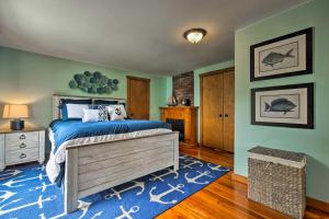 Кровать или кровати в номере Enchanting Waterfront Sorrento Home with Deck!
