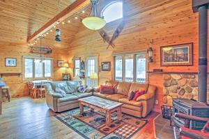 Imagen de la galería de Remote Pentwater Cabin in the Woods 5 Mi to Dtwn, en Pentwater