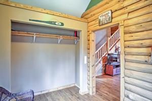 Imagen de la galería de Remote Pentwater Cabin in the Woods 5 Mi to Dtwn, en Pentwater
