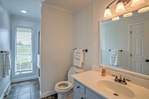 Bilik mandi di Monticello Home with Multi-Level Deck on 2 Acres! +16 gambar