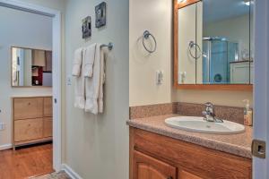 Bilik mandi di Peaceful Chattahoochee Apt with Mountain Views +19 gambar