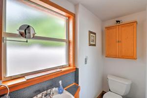 baño con ventana, aseo y lavamanos en Lakeland House Less Than Half Mi to Tigers Spring Training, en Lakeland 16 fotos más