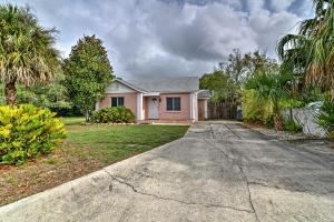 una casa en una calle con palmeras en Lakeland House Less Than Half Mi to Tigers Spring Training, en Lakeland