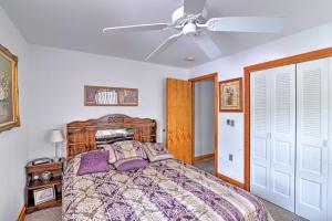 Un dormitorio con una cama y un ventilador de techo. en Lakeland House Less Than Half Mi to Tigers Spring Training, en Lakeland