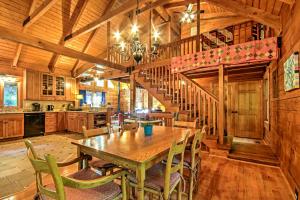 un comedor con una mesa de madera y una escalera en Cozy Owl Lodge Cabin - Relax or Get Adventurous!, en McGaheysville