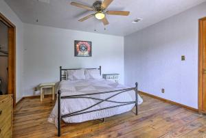 A bed or beds in a room at Wimberley Retreat with Grill Less Than 2 Mi to Jacobs Well!