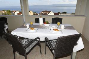 een tafel met borden eten op het balkon bij Apartments "sea view" Miki & Ivana in Bol