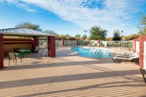 - une piscine avec une table de pique-nique et des bancs dans l'établissement Glendale Home Near Westgate Entertainment District, à Glendale