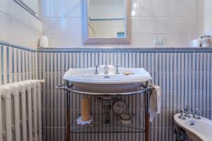 łazienka z białą umywalką i lustrem w obiekcie Vienna's house w mieście Lerici +15 zdjęć