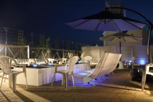 una mesa, sillas y una sombrilla en el patio en Mykonos Resort Miura / Vacation STAY 62210, en Yokosuka