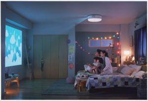 una mujer y un niño sentados en una cama en un dormitorio en Mykonos Resort Miura / Vacation STAY 62210, en Yokosuka