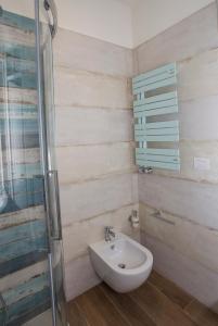 une salle de bain avec un lavabo et une douche en verre dans l'établissement La Casa di Nausicaa - Aurora, à Reggio de Calabre 27 autres photos