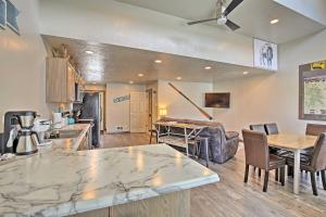 Ruang duduk di Charming Home - 1 Mi to Yellowstone National Park!