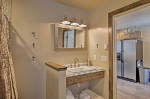 Bilik mandi di Charming Home - 1 Mi to Yellowstone National Park! +16 gambar