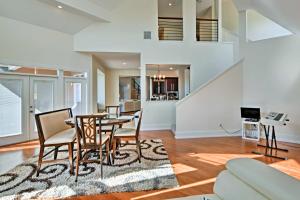 een eetkamer en een woonkamer met een tafel en stoelen bij Gorgeous Ocean Springs Waterfront Home with Dock! in Ocean Springs