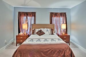 Katil atau katil-katil dalam bilik di Gorgeous Ocean Springs Waterfront Home with Dock!