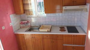 una cocina con fregadero y encimera en Studio Alexis, en Ksamil