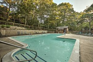 uma piscina num parque com parque infantil em Wintergreen Resort Mountain Condo with Pool Access! em Lyndhurst