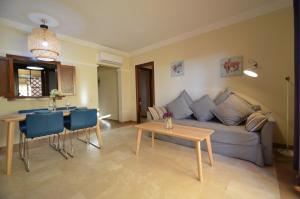 Część wypoczynkowa w obiekcie Apartamentos Punta Canela