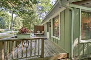 un porche delantero de una casa verde con una planta en Pine Cottage Duplex with Deck Walk to State Park!, en Ephraim