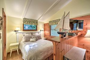 A bed or beds in a room at Pine Cottage Duplex with Deck Walk to State Park!