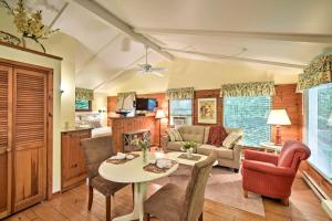 cocina y sala de estar con mesa y sillas en Pine Cottage Duplex with Deck Walk to State Park!, en Ephraim