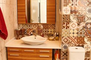 un baño con lavabo e inodoro en Art Luxury Designer Apartment, en Drama 26 fotos más