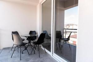 Cette chambre dispose d'un balcon avec une table et des chaises. dans l'établissement Charlie apartment, à Ohrid