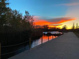 カステルデフェルスにあるViLLABELLAMAR Iの塀付きの水上夕日