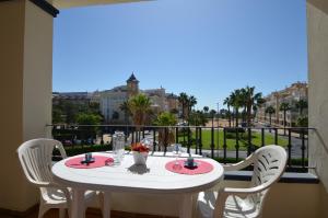 En balkon eller terrasse på Apartamentos Punta Canela