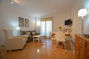 Telewizja i/lub zestaw kina domowego w obiekcie Apartamentos Punta Canela