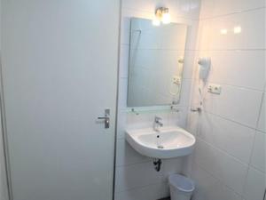 Um banheiro em Bahia Apartments & Diving