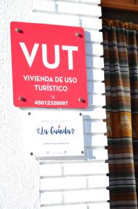 コンスエグラにあるApartamento La Guindaの煉瓦の壁の赤い出口標識