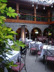 un restaurante con mesas, sillas y una fuente en Hotel San Francisco Plaza, en Cusco