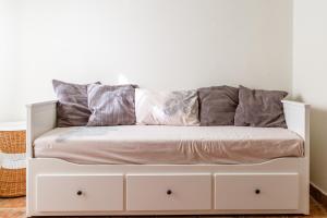 un sofá blanco con almohadas encima en Home Sweet Home 3 en Nafplio