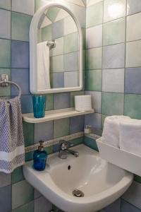 y baño con lavabo, espejo y toallas. en Home Sweet Home 3 en Nafplio