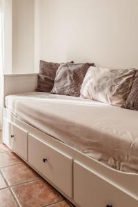 Cama en habitación blanca con marco de cama en Home Sweet Home 3 en Nafplio