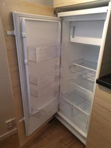 um frigorífico vazio com a porta aberta numa cozinha em Rokytnice-apartments em Rokytnice nad Jizerou